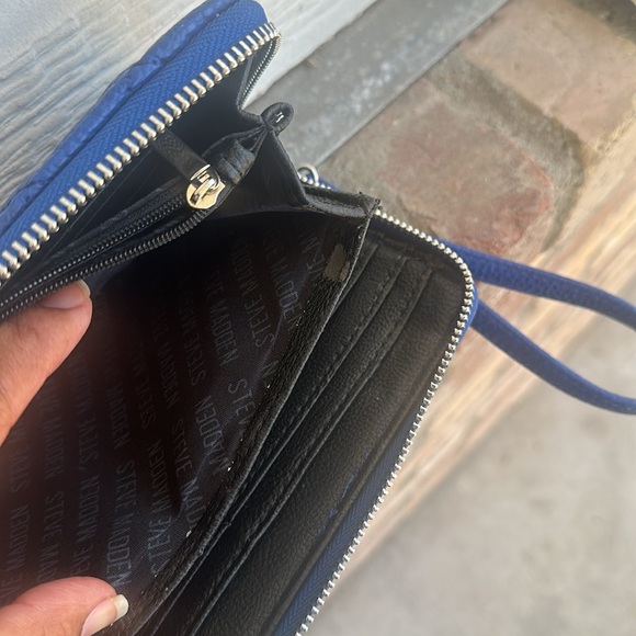 STEVE  MADDEN NAVY BLUE WALLET WITH ZIPPER AROUND LITTLE CALLOUT INSIDE - Picture 3 of 5